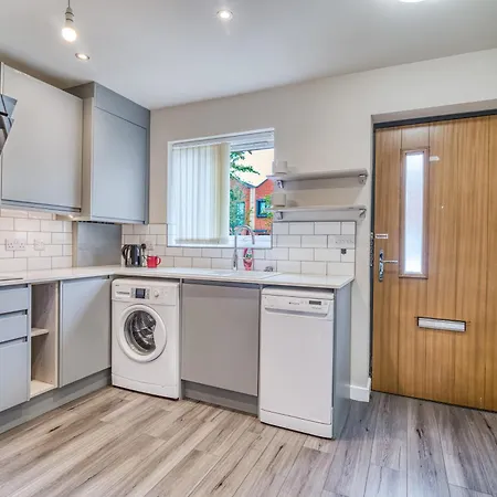 Stylish 2-Bedroom Home In Salford - 5 Guests-2
